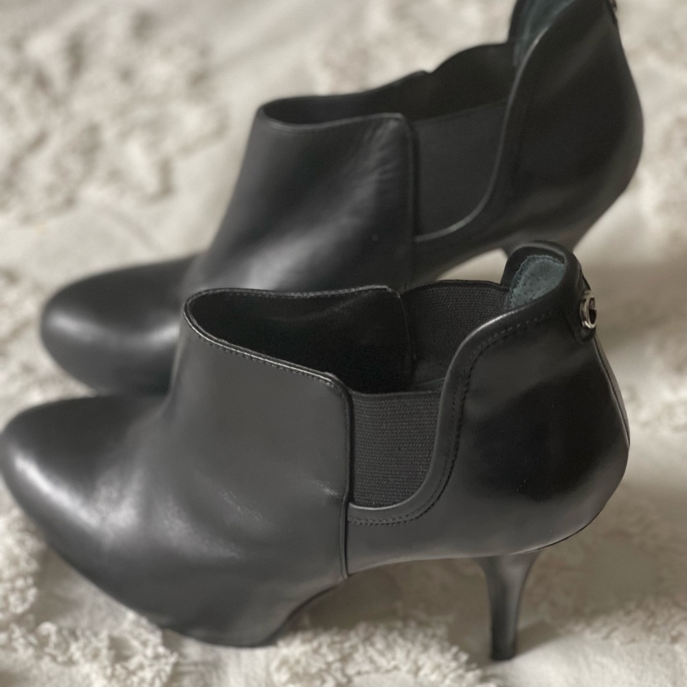 🎉SALE🎉 Excellent condition GUESS black booties!  Size 9